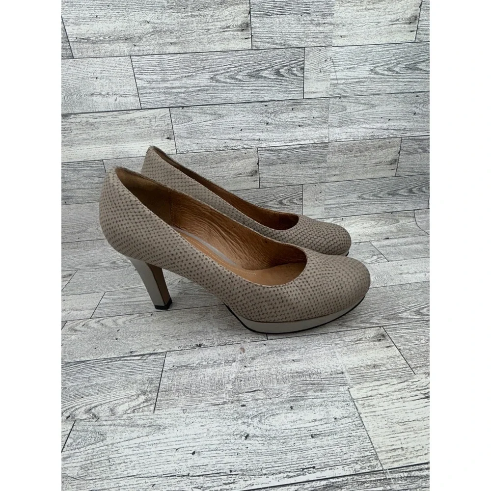 Clarks Artisan Taupe Snakeskin Textured Platform Pump Heels Round Toe Women 8.5M